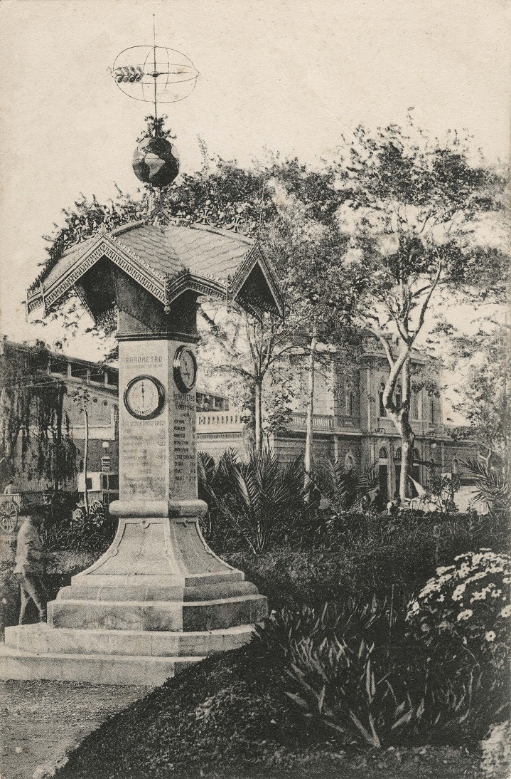 Foto antigua / Columna Barométrica